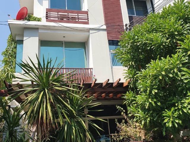 LTHC6350 – Townhouse in Yannawa FOR SALE 4 beds 3 baths 25.8 sq.wah. Near BTS Chong Nonsi ONLY 11,500,000 THB