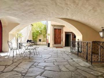 Luminous 2.5 room apartment with lake and mountain view