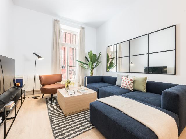 Luminous 3 bedroom ground floor apartment in Mdrid city centre