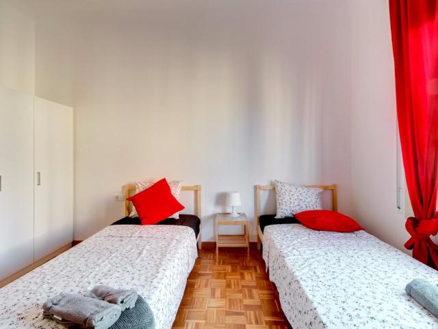 Luminous twin bedroom in Esquerra de l'Eixample