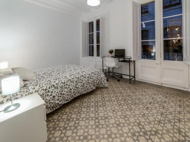 Luminous double bedroom in a 7 bedroom apartment