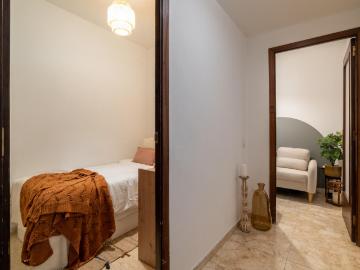 Luminous double bedroom in student popular Les Corts