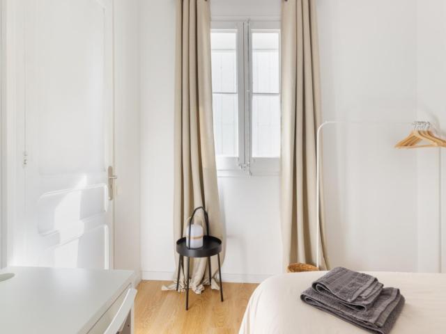 Luminous DOUBLE BEDROOM near Collblanc Metro Station!