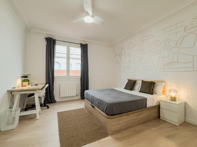 Luminous double bedroom near Universitat de Barcelona