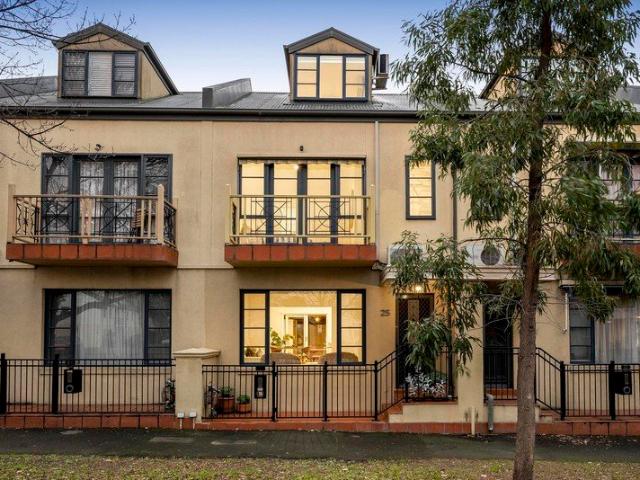 Luminous living in a prime parkside position