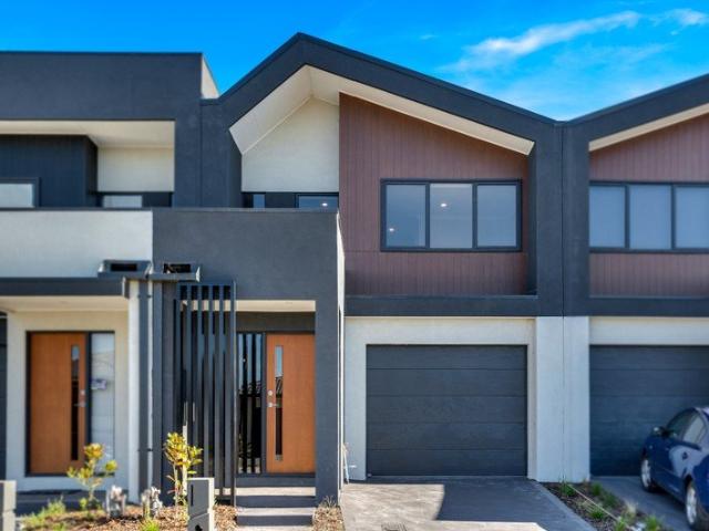 Luminous Living with a Perfect Parkland Backdrop
