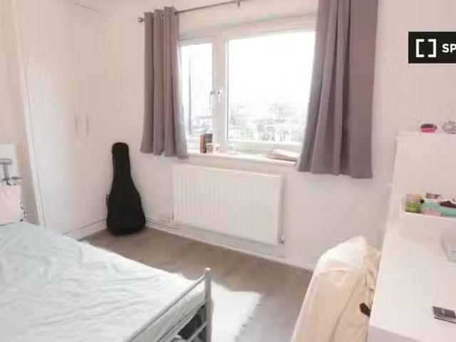Luminous room in shared flat in Tower Hamlets, London