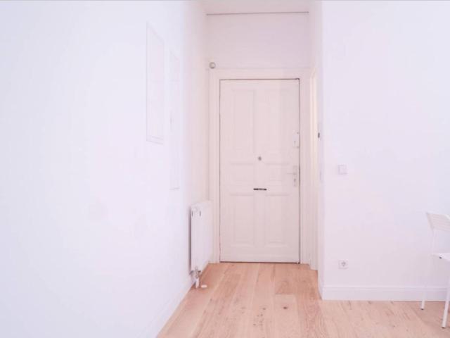 Luminous room in 6 bedroom apartment in Wedding