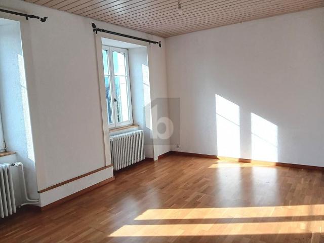 LUMINOUS, SPACIOUS, CLOSE TO THE LAKE!