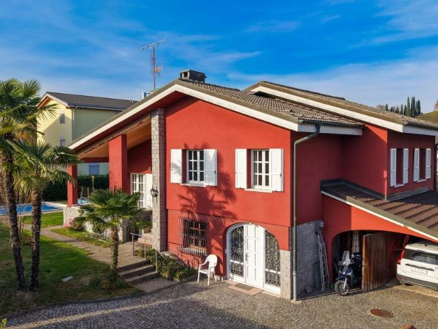LUMINOSA VILLA 4.5 CON PISCINA E GRANDE TERRENO A COLDRERIO