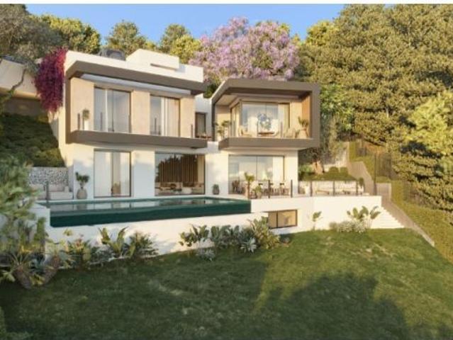 Luminosa villa de lujo de 4 dormitorios con piscina, jardines, aparcamiento