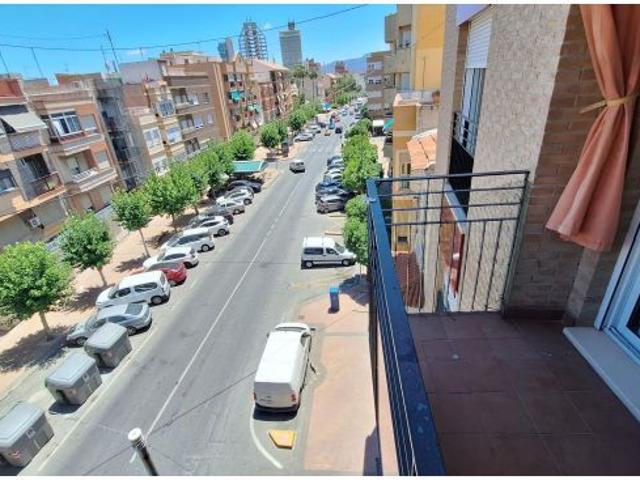 Luminosa vivienda de 3 dormitorios con garaje, balcón y aire centralizado en Calle Mayor de Espinard