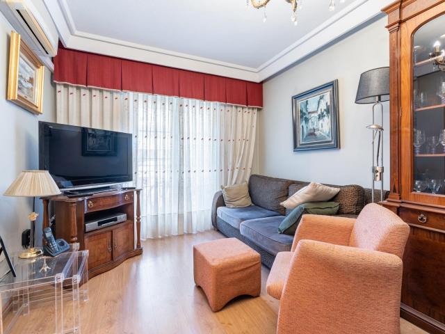 Luminosa vivienda de 3 dormitorios en la calle Escalona
