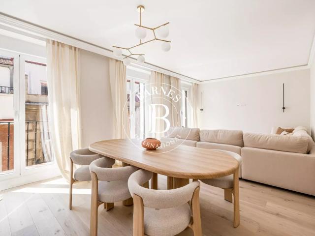 Luminosa vivienda exterior con tres balcones y reforma de di. 130m² Madrid