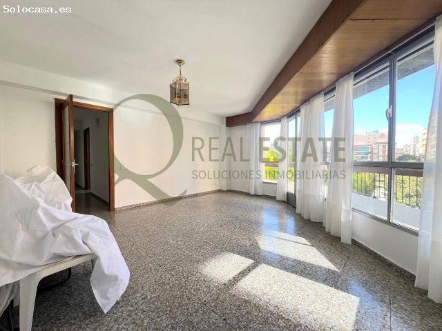 Luminosa vivienda para reformar en el corazón de Alicante