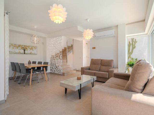 Luminosa y acogedora villa de estilo moderno construida sobr. 147m² Adeje