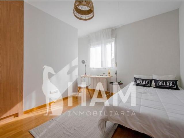 Luminosa y amplia habitación