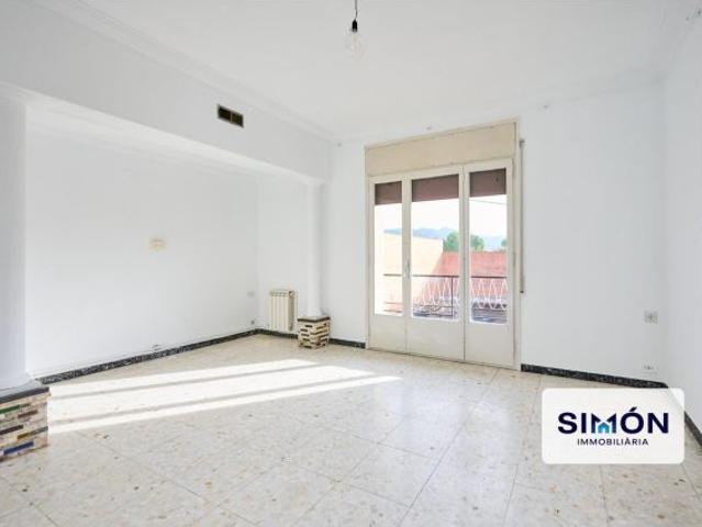 Luminosa casa esquinera de 4 hab. con gran jardín plano y muchas posibilidades!