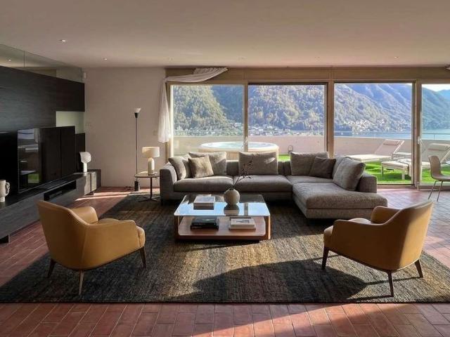 Luminosa e ampia Villa di testa con vista lago e giardino Rent to bu