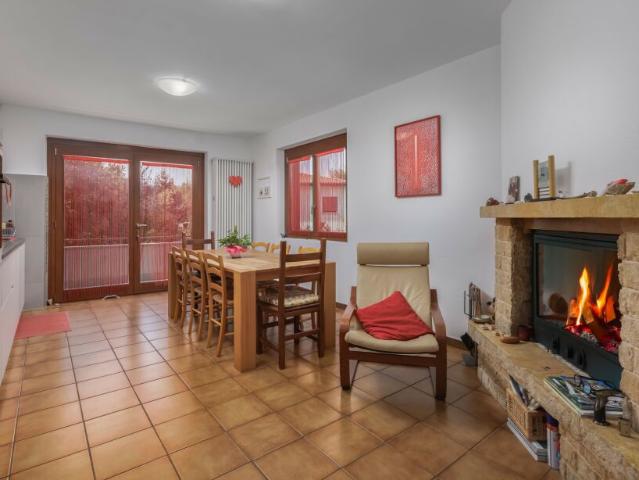 LUMINOSA E CARATTERISTICA CASA 4.5 LOCALI NEL VERDE AD ARZO