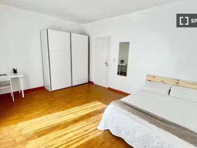 Luminosa habitación con cama de matrimonio equipada para estud.