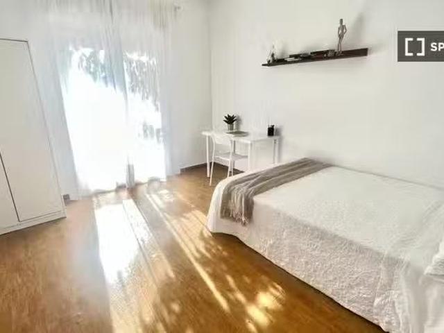 Luminosa habitación con cama de matrimonio equipada para estud.
