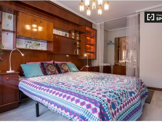 Luminosa habitación con calefacción en un apartamento de 3 dormitorios en Uribarri