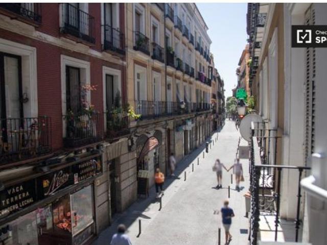 Luminosa habitación con calefacción en apartamento de 7 dormitorios, Lavapiés