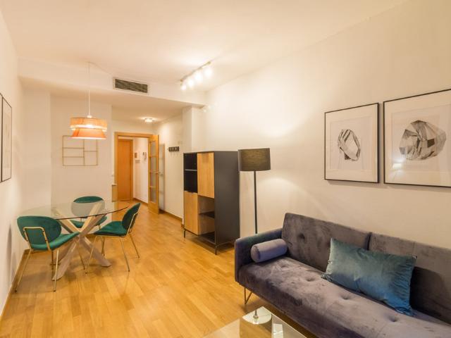Luminoso apartamento 1H con balcón en Example