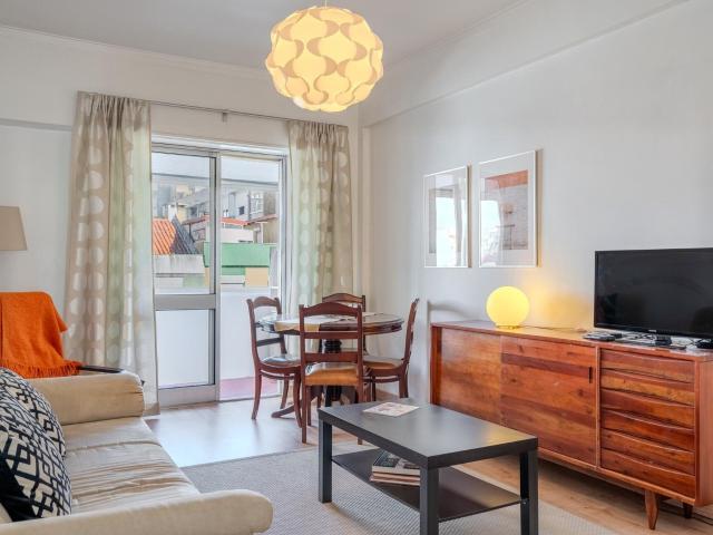 Luminoso Apartamento com Duas Frentes e Orientação Sul na Da. 50m² Águas Livres