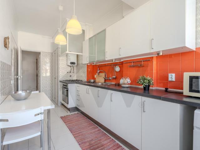 Luminoso Apartamento com Duas Frentes e Orientação Sul na Da. 50m² Águas Livres