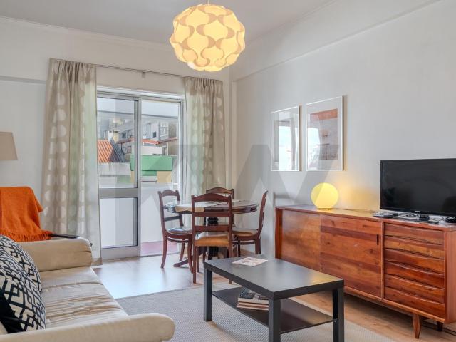 Luminoso Apartamento com Duas Frentes e Orientação Sul na Damaia – Pronto a Habitar!