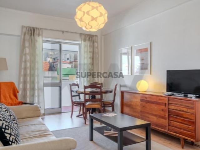 Luminoso Apartamento com Duas Frentes e Orientação Sul na Damaia Pronto a Habitar!