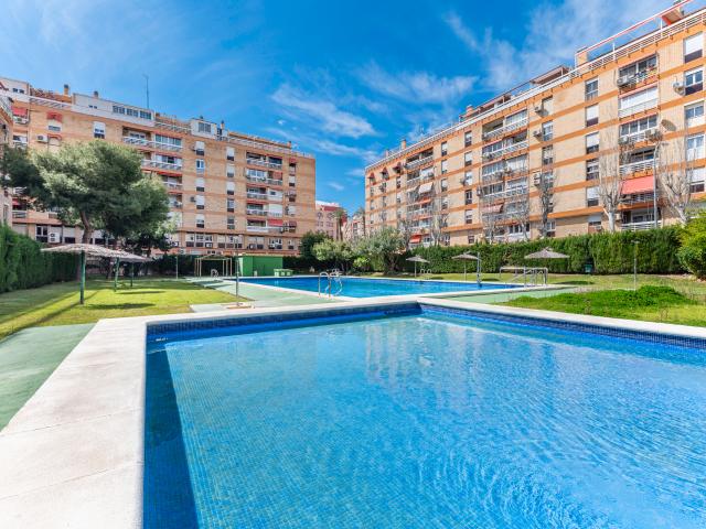 Luminoso Apartamento con Piscina en el Centro de Alicante