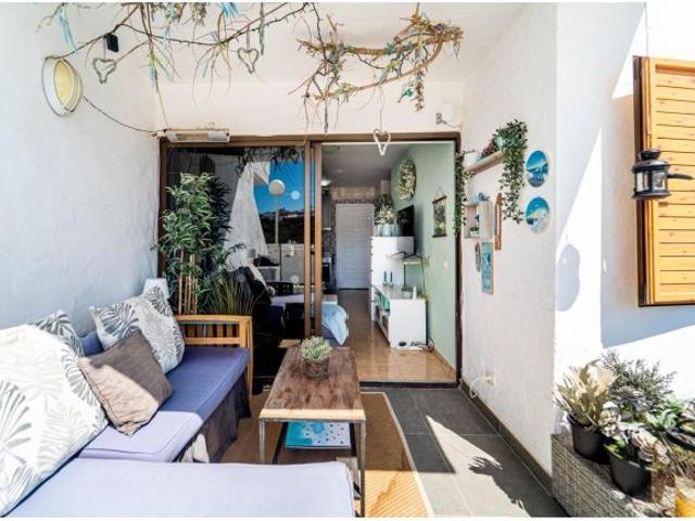 ¡Luminoso apartamento de esquina con gran terraza privada en el céntrico complejo Arimar, Puerto Ric