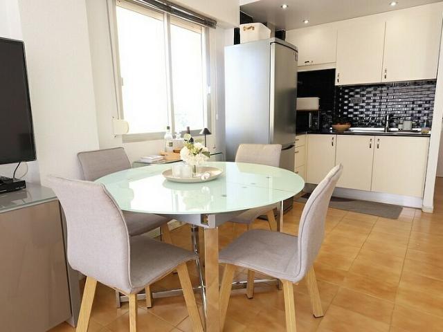 Luminoso apartamento renovado de 1 dormitorio con vistas al mar