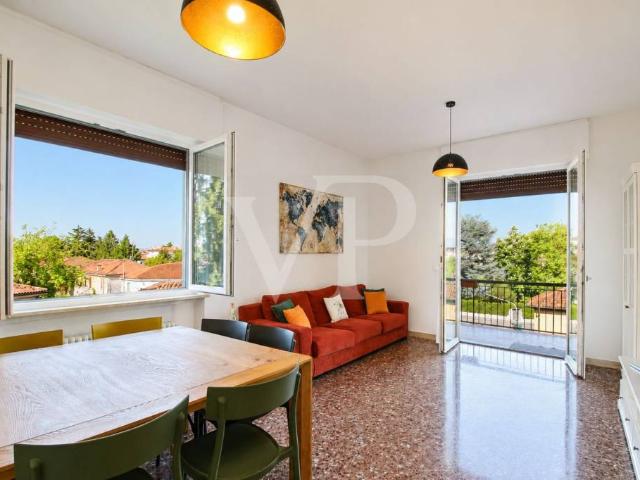 Luminoso appartamento arredato con terrazzi e vista aperta