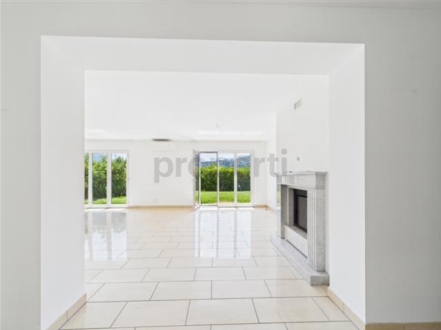 Luminoso appartamento da 4.5 locali con giardino a Morcote