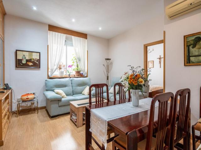 *^LUMINOSO PISO CON ASCENSOR Y MÚLTIPLES POSIBILIDADES EN EL CORAZÓN DE MADRID^*^ Exclusivo piso exterior de 65 m² situado en una primera planta con ascensor, en pleno centro de Madrid, una ubic