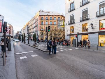 *^LUMINOSO PISO CON ASCENSOR Y MÚLTIPLES POSIBILIDADES EN EL CORAZÓN DE MADRID^*^ Exclusivo piso exterior de 65 m² situado en una primera planta con ascensor, en pleno centro de Madrid, una ubic