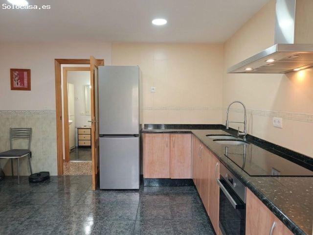 Luminoso piso con gran cocina y balcón frente a una tranquila plaza en Riola