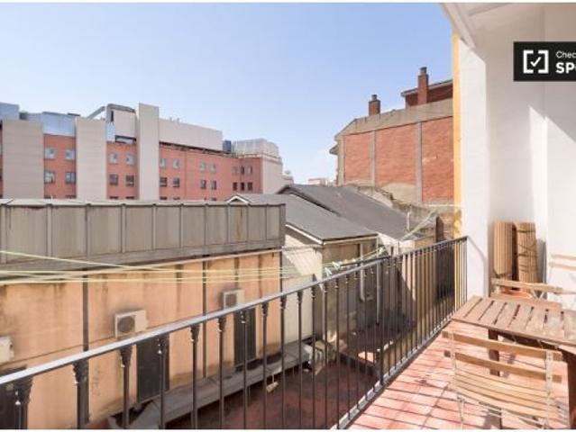 Luminoso piso de 2 habitaciones con balcón y AC en alquiler en Ciutat Vella