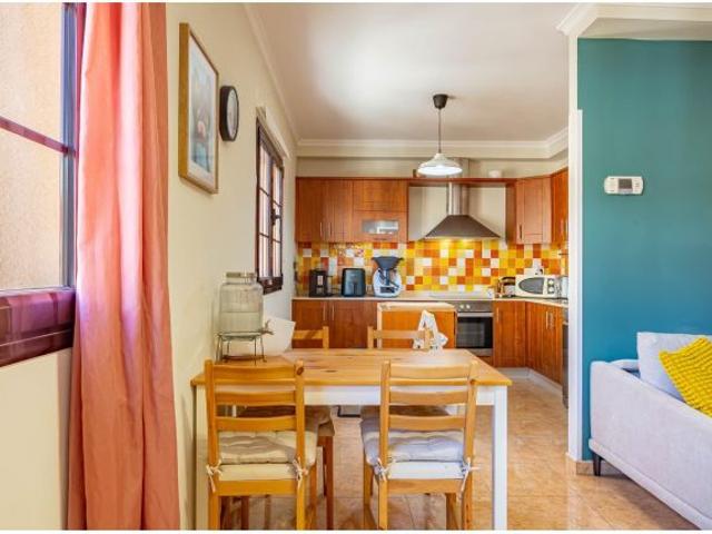 Luminoso piso de 3 habitaciones con garaje cerca del CC Vecindario