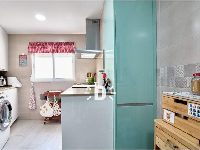 ¡Luminoso piso de 4 dormitorios con ascensor y cocina reformada en Silla!