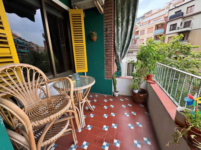 Luminoso piso exterior con terraza en el corazón de Sant Antoni