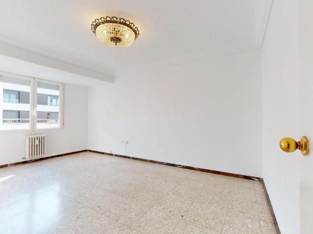 ¡Luminoso piso en alquiler en Tenor Fleta, junto a Sagasta y Camino Las Torres!
