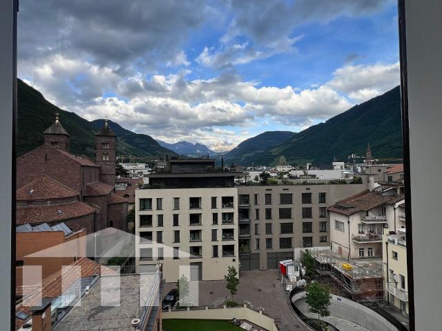 Luminoso ppartamento con 1 camera da letto, soggiorno e cucina abitabile in affitto a Bolzano in via Cassa di Risparmio
