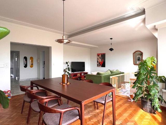 Lumineus art deco appartement met 3 slaapkamers langsheen.