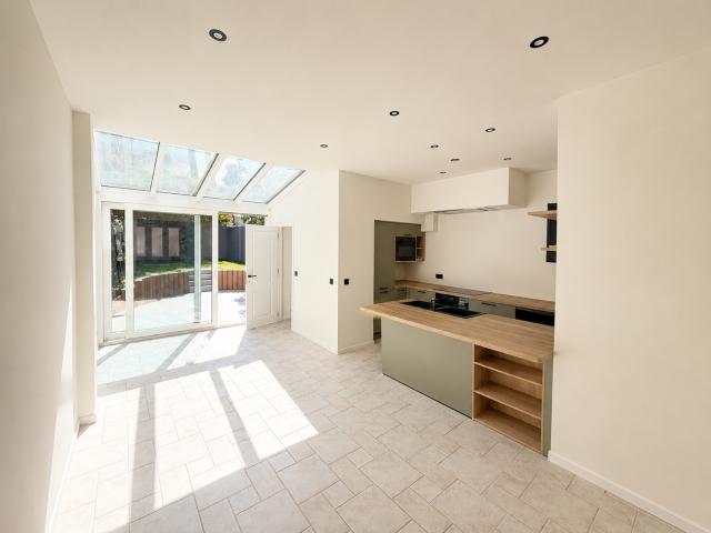Lumineuse maison 4 ch à 1090 Jette • Loyer: 2 600 €