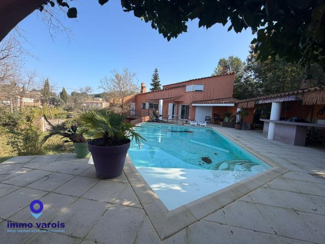 Lumineuse Villa avec jardin et piscin à debordement